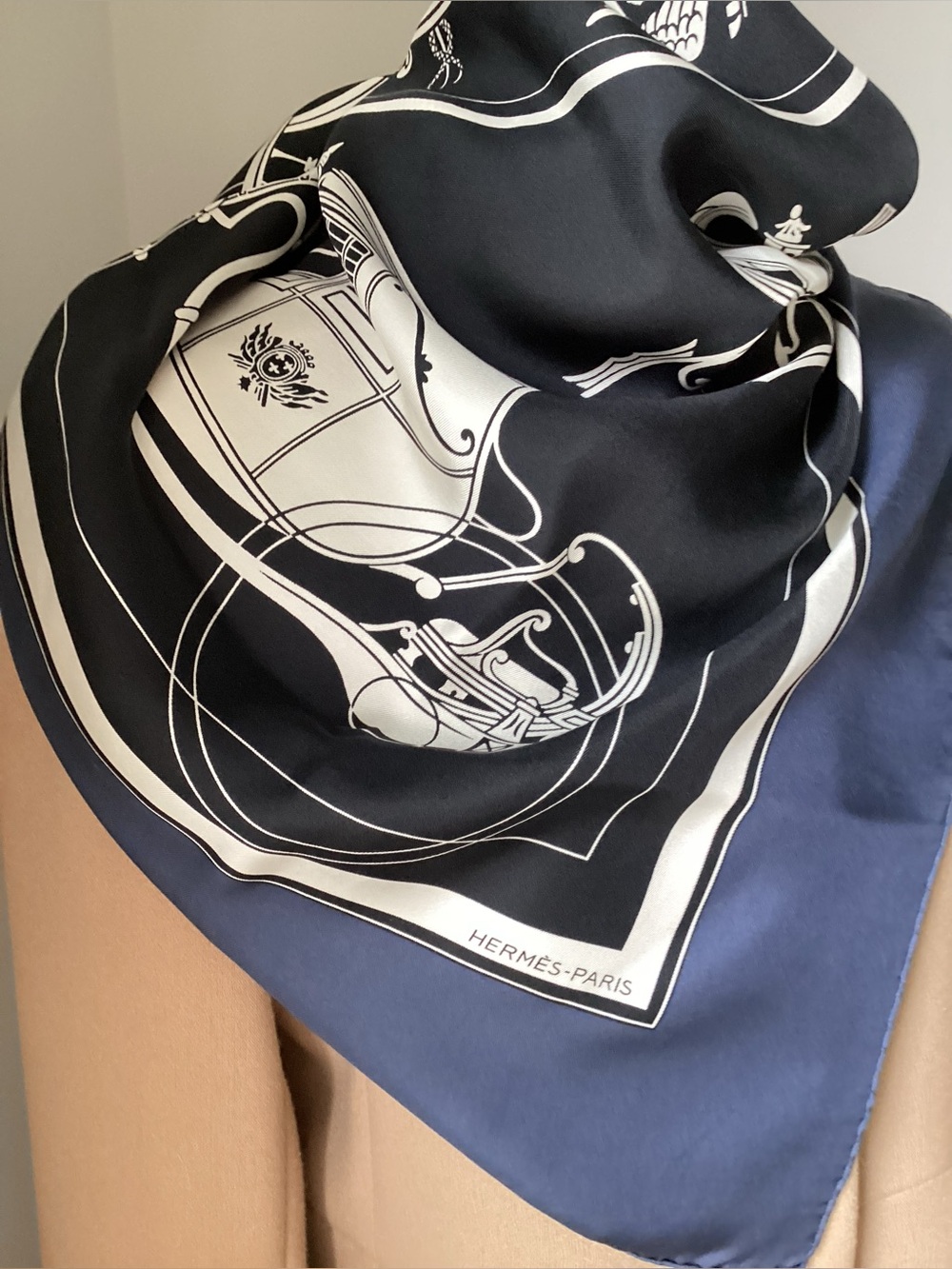 Hermes’ silk scarf “Ex Libris” withbox .